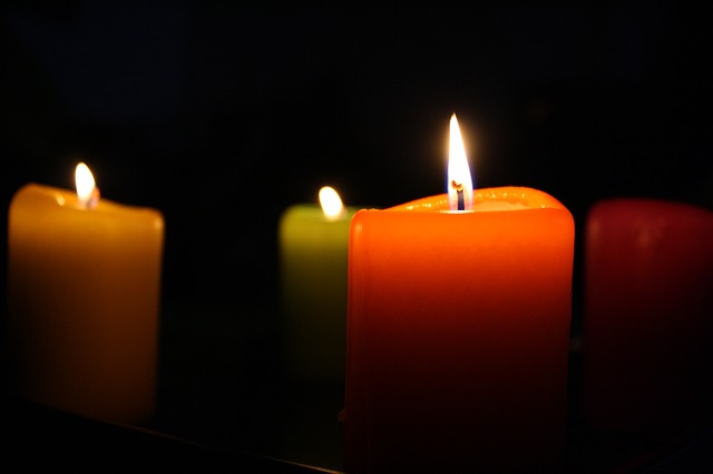 Trois bougies allumées